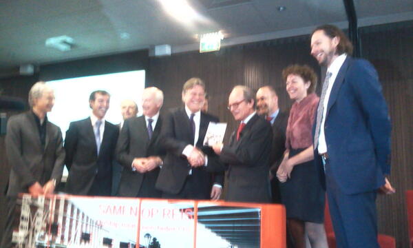bustramtrein's tweet photo. OV-manifest aangeboden #ncov13 http://t.co/kZRhyGXBFR