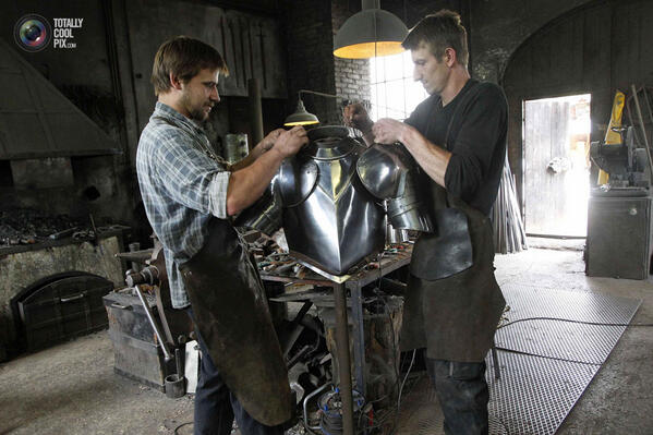 Кузница горн наковальня. Кузнец делающий доспехи 7. Ковка металла на производстве. Кованый в кузнице меч. Кузнец делающий доспехи 7.