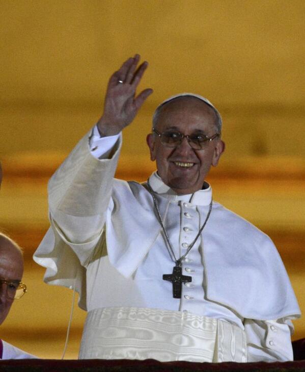 el_pais's tweet photo. La elección de Bergoglio como el Papa Francisco augura un giro en la Iglesia http://t.co/gczKfDuno3
#HabemusPapam http://t.co/sIjIe4SBzP