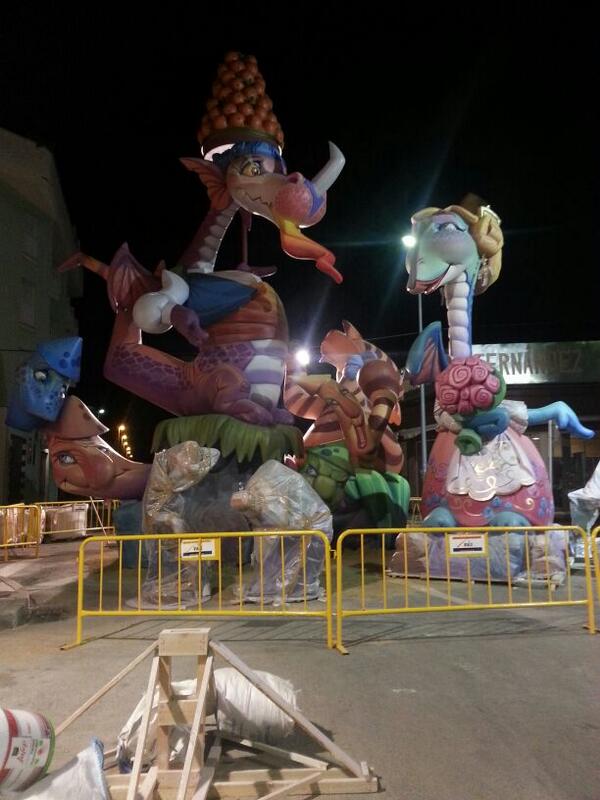 FallaDarrere's tweet photo. La nostra falla ja esta al carrer!! #falles2013 http://t.co/fdMdSDFmuY