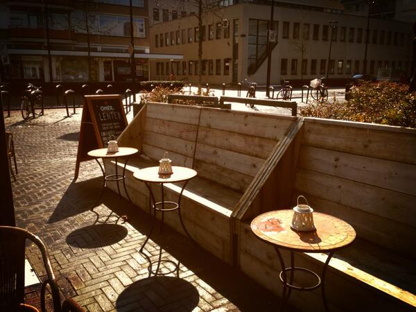 vangoghtilburg's tweet photo. Hé de zon! Zal het dan eindelijk gebeuren dat de lente gaat beginnen!! #zon #lente #terras #zinin http://t.co/pq3ZX2sfHu