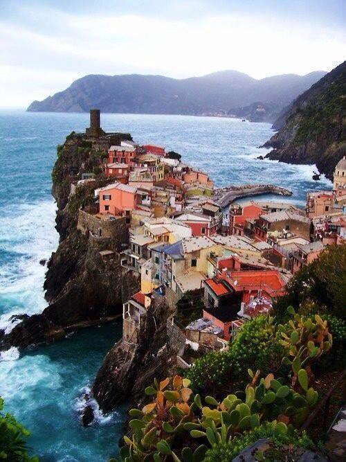 MaviLop's tweet photo. "@NaturPictures: Vivir sobre un acantilado. Vernazza, Italia. http://t.co/1BAIOuYQWR" @RaquelMorell