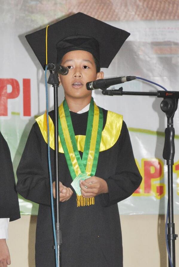 We9ALAXYspensa_'s tweet image. 7. Dulu perpisahan kelas 6, dia ditugasin pidato. Lupa deh pidato bahasa apaan haha :D @Genmass_Azzee #memberfact