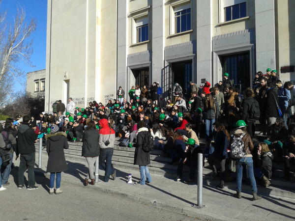 gotoscano's tweet photo. Paralizada Arquitectura de la UPM #laetsamsemueve #14M http://t.co/i18ImGgGDJ