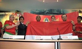 KRMTRoySuryo's tweet photo. Tweeps Yth, Bangga Komponen Sepakbola Bersatu dibawah Satu Merah Putih: One Nation, One Team » http://t.co/6W3gjJSXSS http://t.co/8wEO2pIrFH