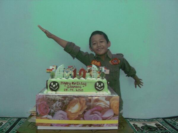 We9ALAXYspensa_'s tweet image. JENG JENG JENG AKU MAO TERBANG KAKAK KAKAK :D @Genmass_Azzee #memberfact