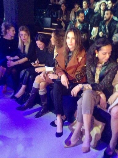 Ece Sukan, Zeynep Tosun ceketi ile Özlem Kaya defilesinde. @MBFWIstanbul <a href="/ozleemkaya/">ozlem kaya</a>