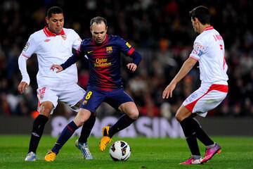 Iniesta08_ID's tweet photo. Bolanya masih nempel guys.. http://t.co/tlFHD18he9