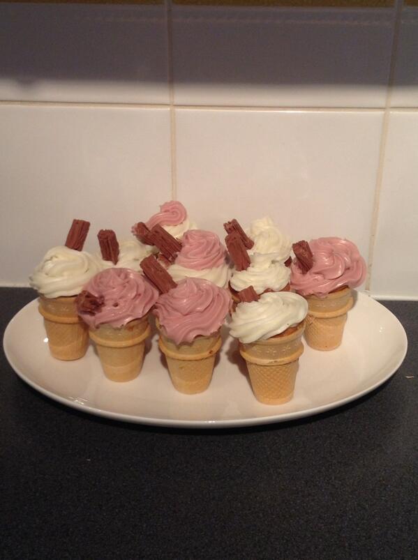 xXGraceEmmsXx's tweet photo. Cakes mummy made :D http://t.co/VDuyPMivRh