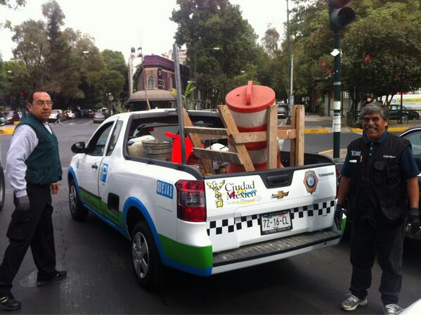 mojitouh's tweet photo. Muy bien por @ecoParq que está quitando todo con lo que se apartan lugares en #Roma y #Condesa! http://t.co/wrvWuB9xU9