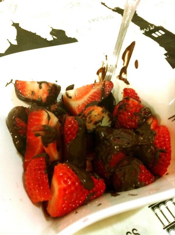 YasminaFreire's tweet photo. Ñam ñam a merendar!!!!! Fresitas con chocolate 🍫🍓 http://t.co/kQ80LxPup2