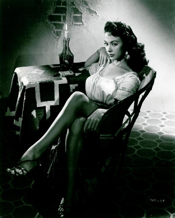 Ретро госпожа. Латексные госпожи ретро. Дама с сигарой. Ретро госпожа. Ретро латекс кожа.