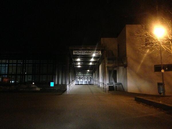 Mini_Stortinget's tweet image. Stemningsrapport utenfor tinget i det politikerne snubler ut av six-pence. Innblikk - avisen som aldri sover!