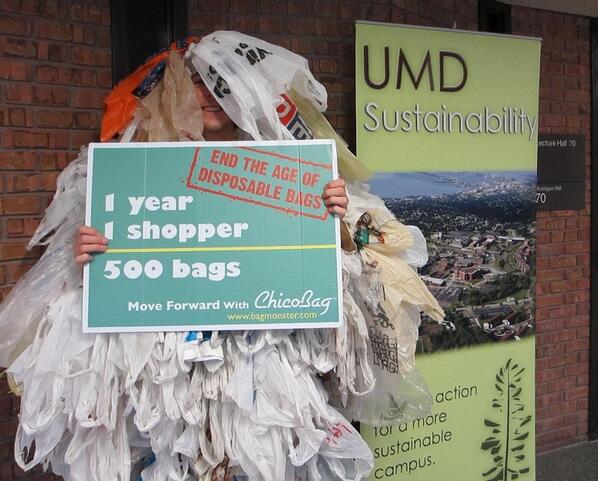 The Bag Monster makes an appearance at the 'Bag It' film showing tonight! <a href="/BagItMovie/">Bag It!</a> <a href="/MNsurfrider/">Surfrider Foundation</a> #dlh