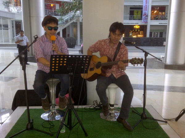 triwidadari_eo's tweet photo. Siang ini Live Music Mike Carter with Maga at @epiwalk  in Lobby GF area 12.00 - 14.30 http://t.co/KfRCA4DovF
