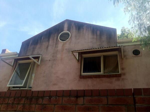 arch_lintel's tweet image. #BadDetails #architecture Poor overhang &amp;amp; no drip to coping = bad staining. Unnecessary overhang to windows though!