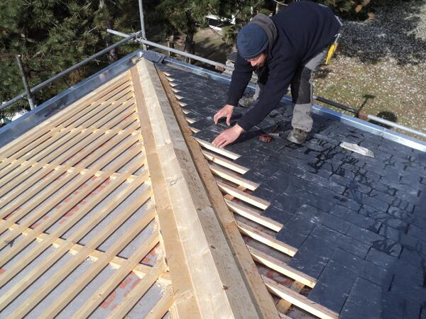 vanLeentBV's tweet photo. Over vakmanschap gesproken: In 's-Gravenzande worden de leien aangebracht op het dak van een luxe villa! http://t.co/LjWIbHhBU2