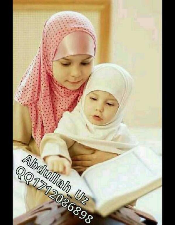 Мусульманская дочка. Дети в хиджабе. Малыш в хиджабе. Мусульманка с малышом. Верующие мусульманки.
