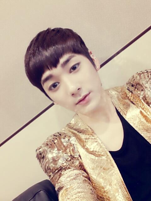 NUESTNEWS's tweet photo. (백호) 좀 늦었지만 백특파원 세번째 아론형~~~!!
형...이제 그만 아련열매 뱉자...ㅎㅎ농촌...기억하지? 형은 논두렁에서 제일 잘 생겨보이는것같아....사랑해 ♥ ㅋㅋ http://t.co/0fisuF5xv5