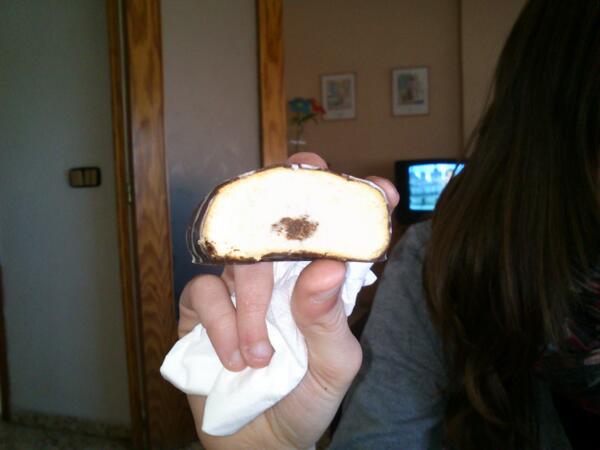 NuriaOrts's tweet photo. Me prometieron que estaba relleno de chocolate y entiendieron relleno por esto @Lau_lms @Alejandra_cl9 @FlorCuartero http://t.co/y0l27pmkQA
