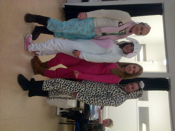 Laul_Rose's tweet photo. #pyjamaBuddies!! http://t.co/cZILy0oLBy