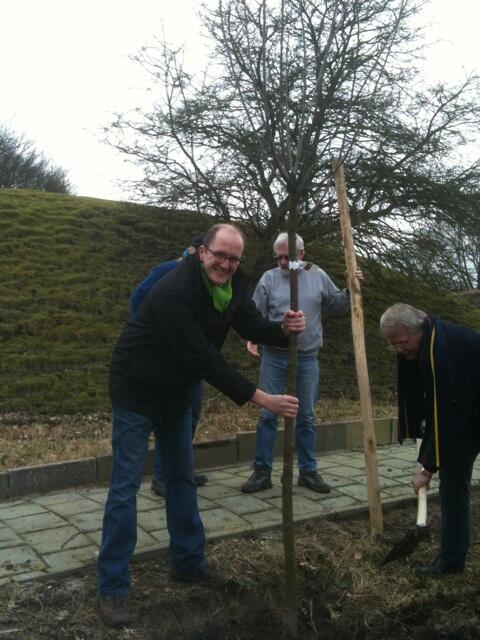@roelofdewild oefent alvast voor planten van #Koningslinde #Nieuwegein. cc <a href="/FBackhuijs/">Freek Backhuijs</a>