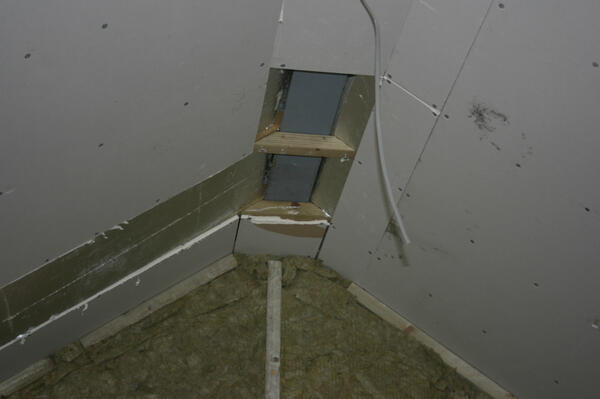 wmdarchitecture's tweet image. @arch_lintel #BadDetails ridge beam apex room, no insulation at the ridge so bad cold bridge and mould staining