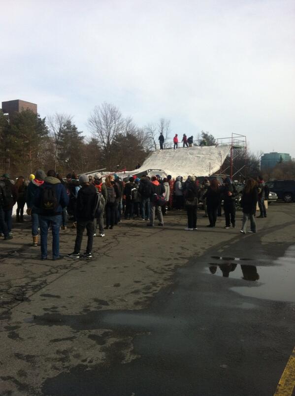 sarah_ashleymac's tweet image. Why yes my school does have a snowboarding hill in the parking lot #cusolutions #carleton