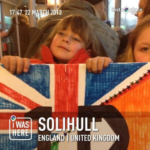 StephsHealth's tweet image. Kelsey molly &amp;amp; jo are havin great fun watching @onedirection kelsey will be loving @NiallOfficial @thelgarena