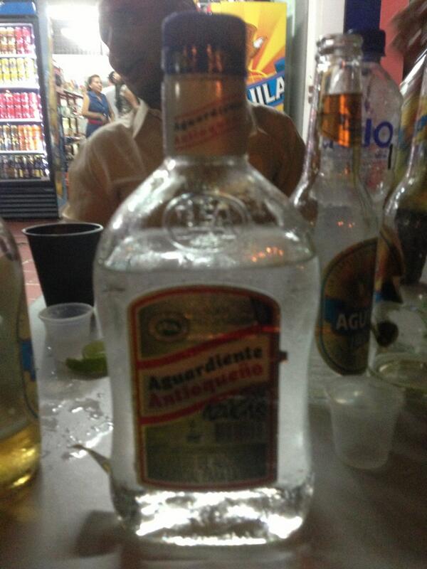 AndresOClavijo's tweet photo. Tomándonos alguito para celebrar con @eli_periodista @Jose080181 @diegocely @carlonccio http://t.co/FPS6SOjzF7