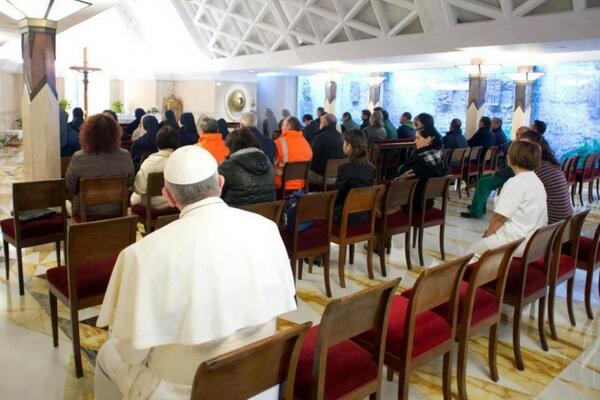 GiulioBase's tweet photo. oggi è andato alla messa dei netturbini di piazza san pietro e si è seduto lì così http://t.co/vORqiHVigm