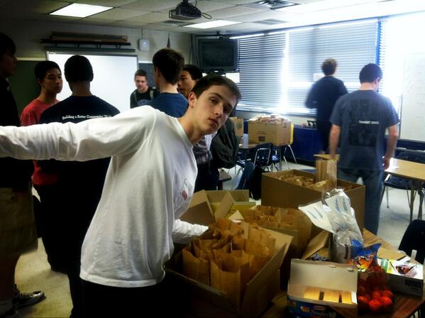 TJHSSTBBC's tweet image. 120 sandwiches, 60 bags of fruit snacks, 60 clementines, and 60 chewy bars #RestonInterfaith