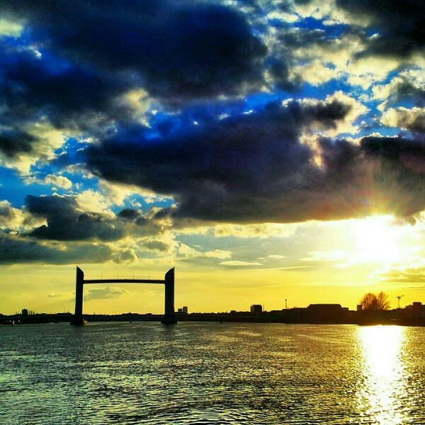 guide2aquitaine's tweet photo. RT @jpduverge: Pont chaban-delmas a #bordeaux http://t.co/02r2hSuy7R