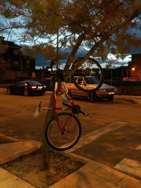 eduhernandez5's tweet photo. Buen aparcamiento ese @omarbuenocampos jajaja. http://t.co/FfaJrJPzsn