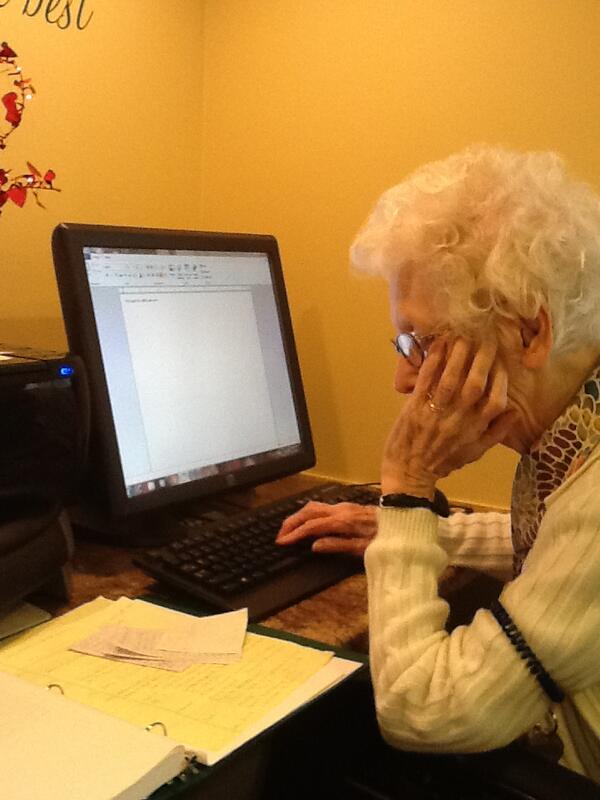 NorthbridgeCos's tweet image. Betty Dwyer writing her memoirs in Autumn Glen&apos;s computer room and Brain Gym! #sharpthinking #savvyseniors