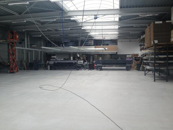 DeWildMPS's tweet photo. Er wordt hard gewerkt om de vloer op nieuw te coaten, maandag arriveert onze nieuwe #durst P10 flatbed printer! http://t.co/YfWezI5qVh