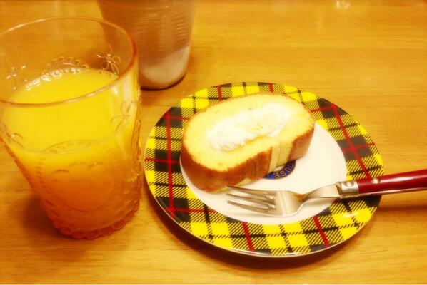 helacles1's tweet photo. おきたら８時38分で、やばいバイト遅刻！ておもってまじ急いで８時42分くらいにさあでよう！ってときに
ママに何時から？ていわれてよく考えたら9時半からだった…
だから優雅に米粉ロールケーキたべてる
たからからのケーキうまたん http://t.co/ff99Uyqvay