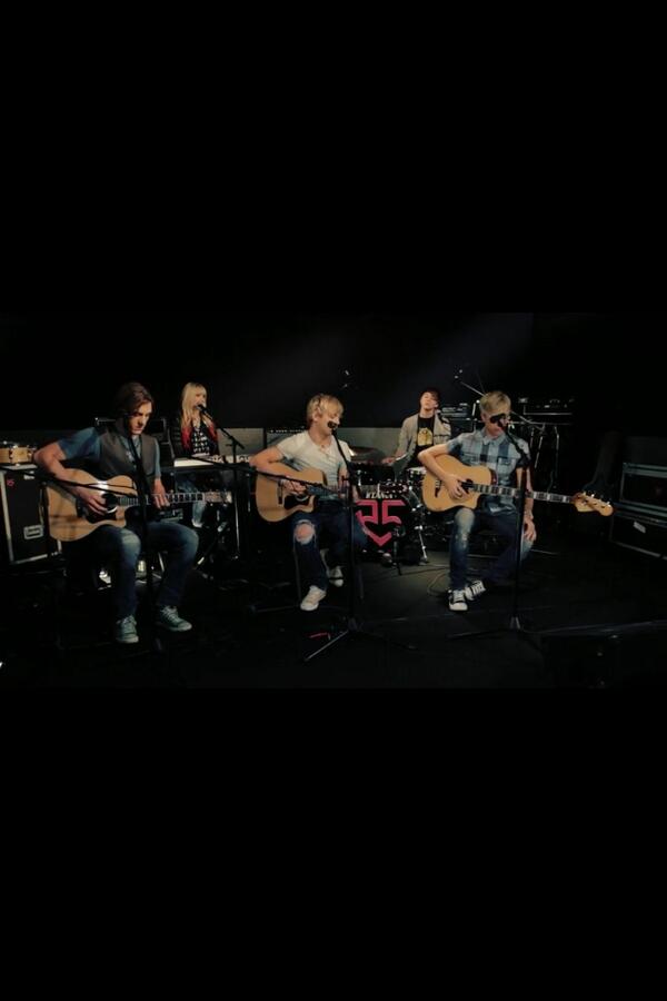 jesswinchell's tweet image. R5 acoustic version of Fallin For U  @officialR5 @rikerR5 @rossR5 @rydelR5 @ratliffR5 @rylandR5 #FallinForYou