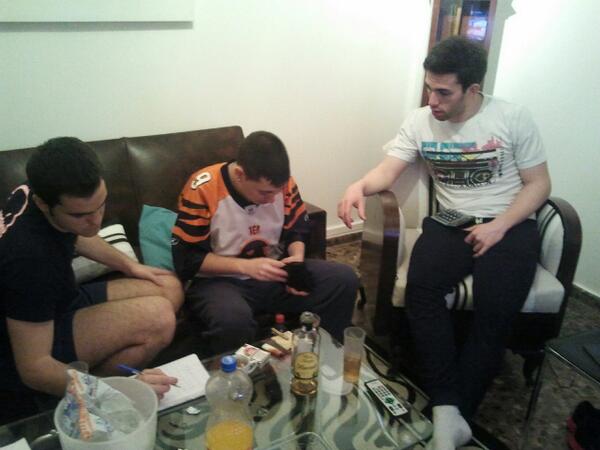 MarioPanoxo's tweet photo. Discusiones de dinero entre @Chusadovic @MarioPanoxo @fransb88 y @Joserra_88 http://t.co/xHCTU9NDBE