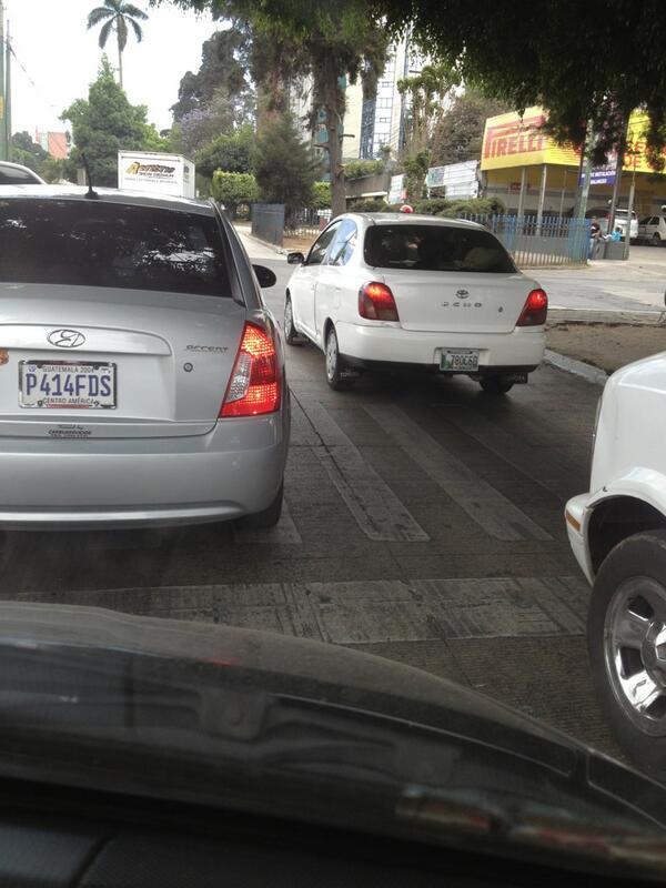 GuateVial's tweet photo. No obstaculices los pasos de cebra http://t.co/HwNQPOvO4L