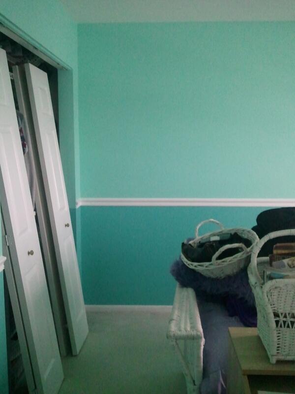 ShellGizowski's tweet image. My room is no longer allllll purple but now looks like the tropical ocean #imgoodwiththat cant wait to decorate