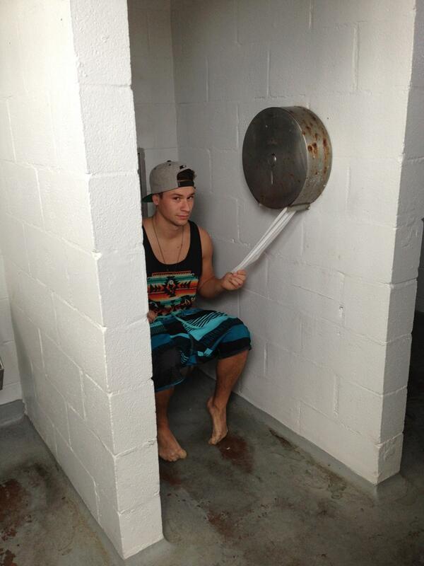 Jamessmithyyyya's tweet photo. @kjroutson #takingadump #droppinglogs #poop #dooty http://t.co/TaIxYGSdOs