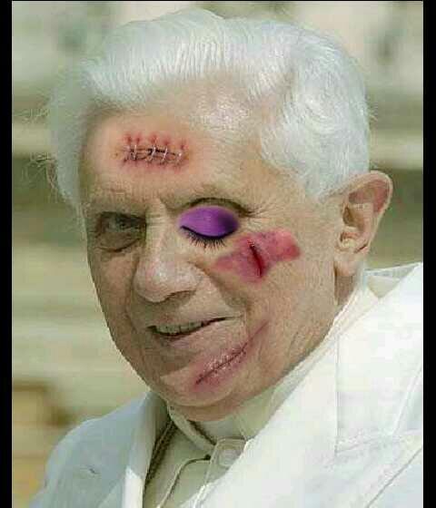 LaPuttanata's tweet photo. Come avrá fatto a convincere Ratzinger a dimettersi? #lenefandezzedipapafrancesco http://t.co/P3HvPGzQW7