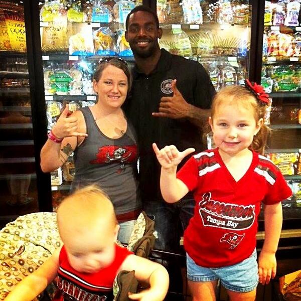 tinkerbellxrt's tweet photo. @ArreliousBenn Don't ever forget to Hang Loose!! Good luck with the Eagles! Your always in the hearts of Bucs fans! http://t.co/13xKySPyyH