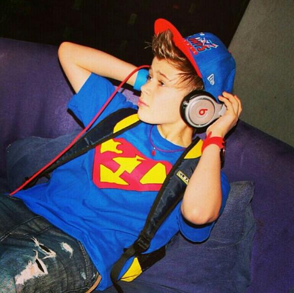 Hashtag_Fake's tweet image. *Blast Justin Bieber*