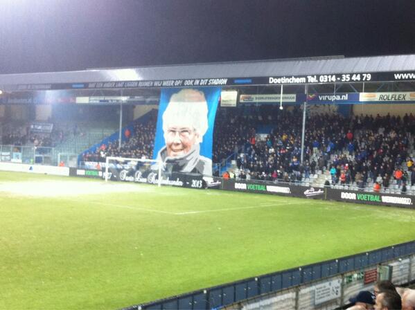 DannyIkink's tweet photo. Ouderwets avondje #DeGraafschap met respectvol eerbetoon aan tante Lien. Ook uit het vak van Emmen ! http://t.co/fjFyLKO5AH