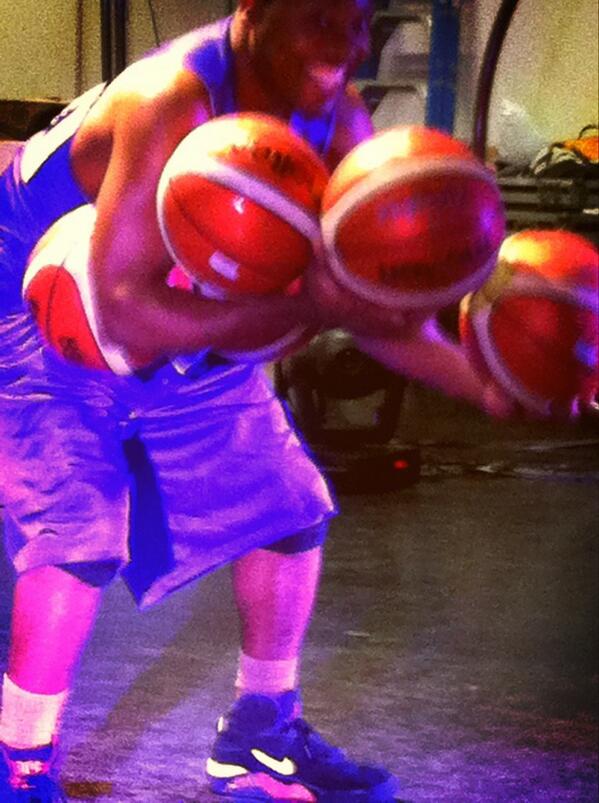 christinemfj's tweet photo. @artourqld The man with the balls is on his way #360allstars http://t.co/jIiUMD9GBc