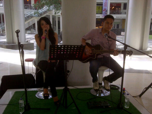 triwidadari_eo's tweet photo. Siang ini Live Music Chila &amp; Bona at @epiwalk in Lobby GF start from 12.00-14.30 ♬ http://t.co/B11reVTj8S