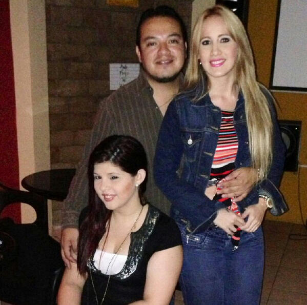 velys_23's tweet photo. @Daniela72491932 @gabyta2286 @andresms1 aniversario http://t.co/glA9vyYcHC