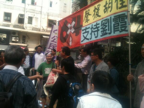 hu_jia's tweet photo. 中共政权已堕落到了必须依靠黑社会手段来维护统治。国保是其第一镇压公民权利的利器。@zouxingtong 李卓人發言，抗議國保公安近日暴力升級，出現多宗毆打記者及維權人士事件 #hka @hu_jia http://t.co/k6HrjlBiFW #党匪黑帮 #国保档案